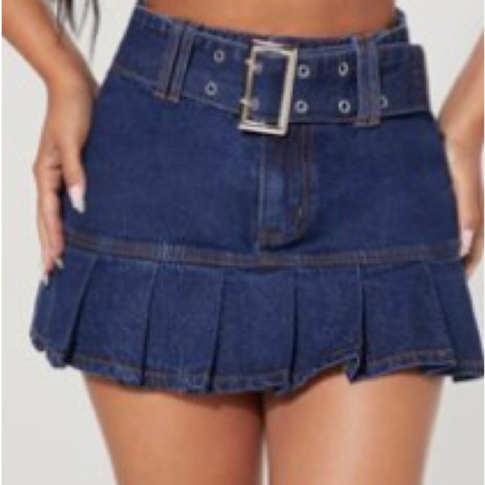 SHEIN PETITE Denim Skirt
gathered hem with belt
Dark washed blue / Petite XXS